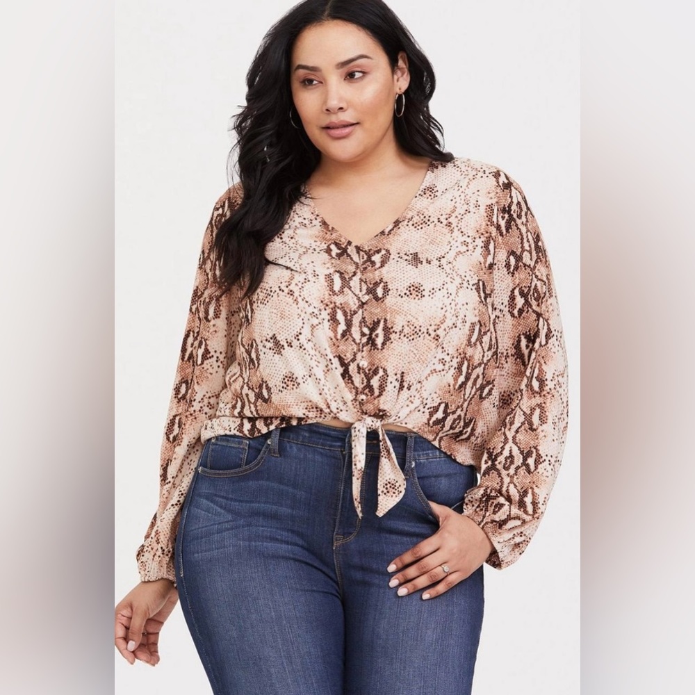 🆕 NWT torrid top animal print tie front button down